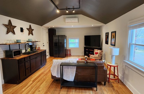 Inglewood Apartment | Modern Renovated Studio Steps from Downtown Attractions