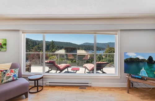 Brentwood Bay House | Stunning Ocean View/steps to ocean/wifi/ trails nearby/high cleaning standard