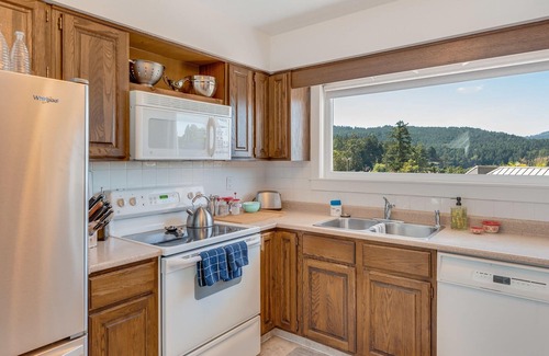 Brentwood Bay House | Stunning Ocean View/steps to ocean/wifi/ trails nearby/high cleaning standard