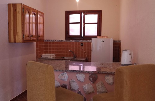 Tamrhakht House | Cozy Beachfront Bungalow with Pool and Ocean Views