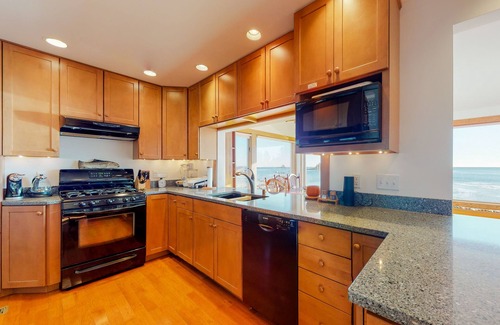 Newagen House | Oceanfront Cottage with Private Deck and Spectacular Views