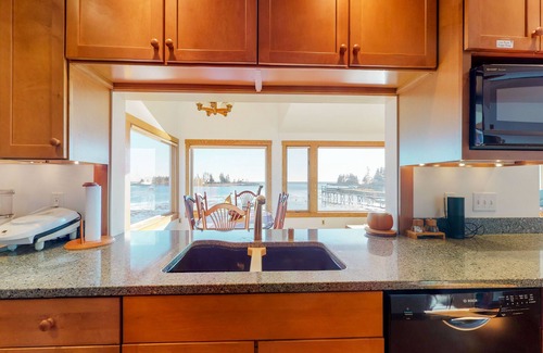 Newagen House | Oceanfront Cottage with Private Deck and Spectacular Views