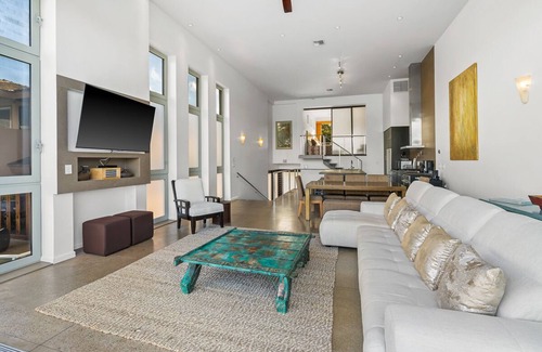 Lihue Apartment | Stylish Oceanfront Penthouse with Breakfast & Kid-Friendly Amenities