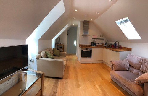 Sunninghill House | Cozy One Bedroom Apartment Royal Ascot, Steps from Station