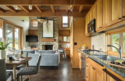 South Park Villa | Exceptional One Bedroom Cabin with Spa on Private Acreage
