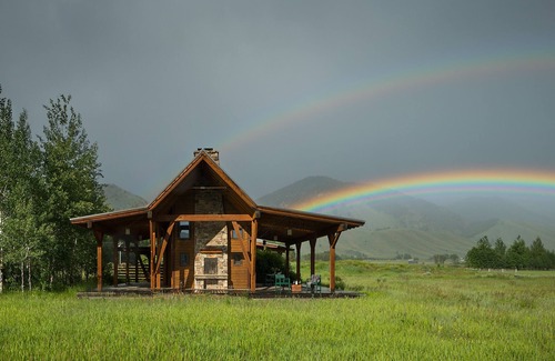 South Park Villa | Exceptional One Bedroom Cabin with Spa on Private Acreage