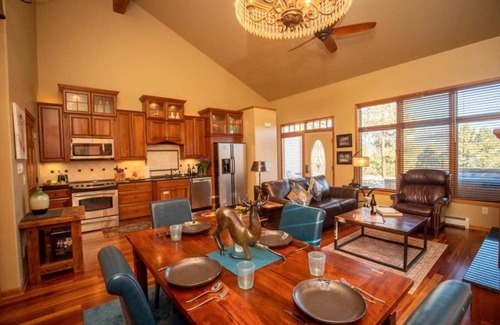 Stanley Hills Condo | Cozy One Bedroom Condo with Steam Shower & Hot Tub