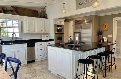 Roswell House | Inviting Lakefront Retreat with Kitchen & Games Room