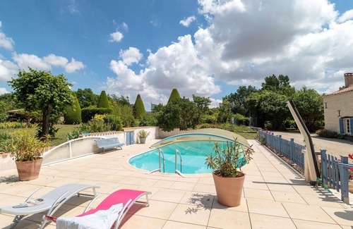 Mauze-sur-le-Mignon House | Private Villa Retreat for 7 with Pool and Pet-Friendly Perks