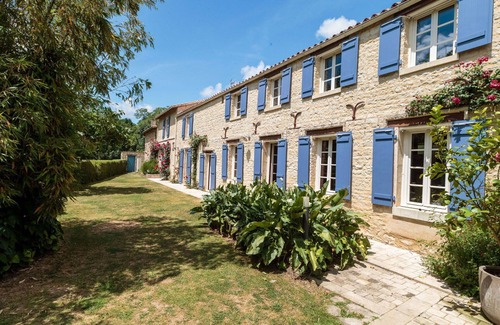 Mauze-sur-le-Mignon House | Private Villa Retreat for 7 with Pool and Pet-Friendly Perks