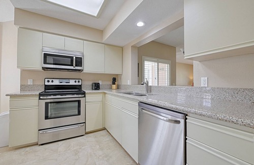 Palm Desert Condo | Perfect Palm Desert Retreat with Ocean Views and Spa