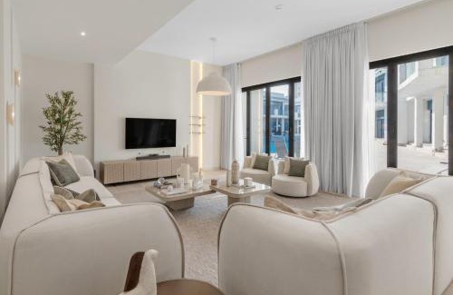 Palm Jumeirah Villa | Top-Rated Palm Villa with Rooftop Garden and Pool Escape