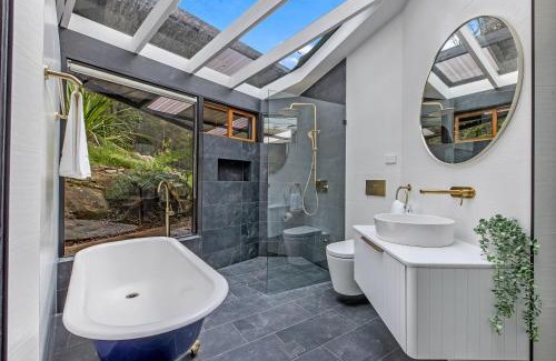 Galston House | Tranquil Holiday Retreat with Waterfall & Hot Tub Access