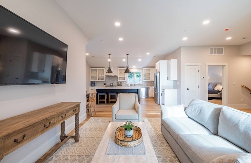 Andover Apartment | Stunning Penthouse 3Bed-3Bath PRIVATE ELEVATOR, Just steps to PA, Dining & Shops