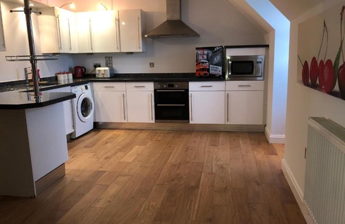 Leigh-on-Sea Apartment | Beachside Penthouse with Ocean Views & Breakfast Included
