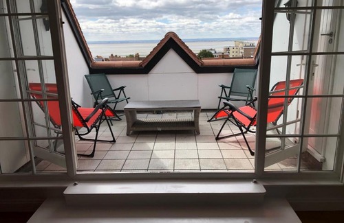 Leigh-on-Sea Apartment | Beachside Penthouse with Ocean Views & Breakfast Included