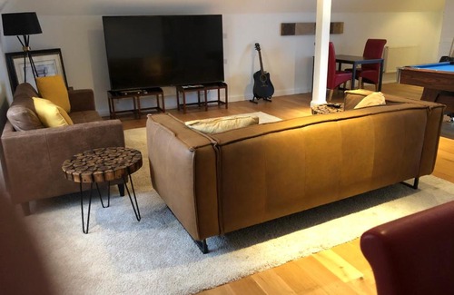 Leigh-on-Sea Apartment | Beachside Penthouse with Ocean Views & Breakfast Included