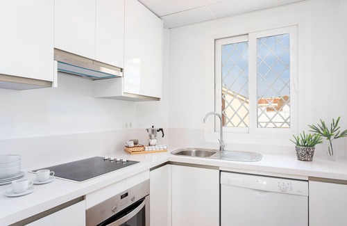 Ensanche Centro Apartment | Bright Penthouse with Spa Near Alameda Plaza de la Marina