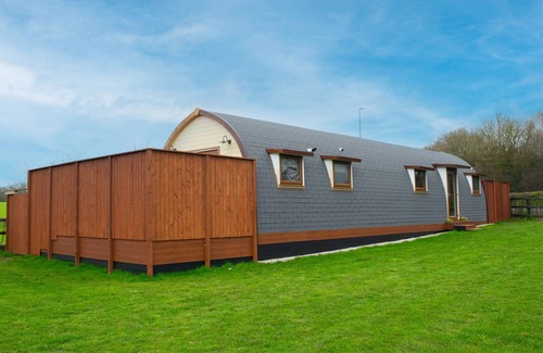 Trowse Newton Cabin | Scenic Pod 4: Breathtaking Countryside Views & Spa Access