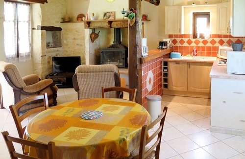 Lalbenque Villa | Cozy Villa for 4 with Terrace, Kitchen & Pet-Friendly Options