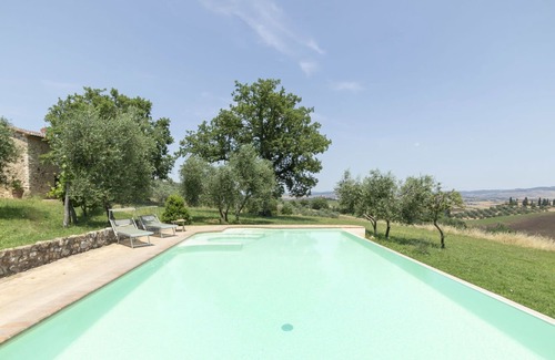 Castiglione d'Orcia Villa | Stunning private villa with WIFI, private pool, hot tub, TV, terrace, parking, close to Montalcino
