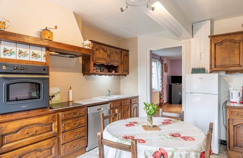 Mesnieres-en-Bray House | Cozy Private Villa with WIFI, Terrace & Pet-Friendly Stay