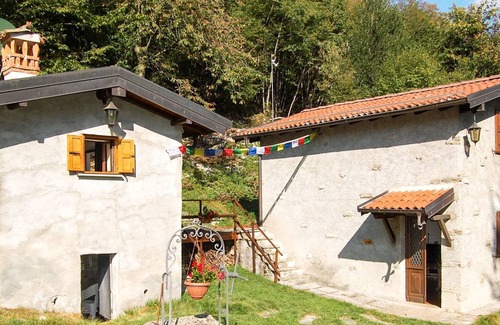 Carlazzo House | Stunning private villa for 5 guests with WIFI, TV, patio, pets allowed, panoramic view and parking