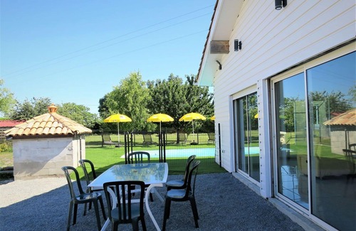 Civrac-en-Medoc House | Private Villa for 6 with Pool, WIFI & Panoramic Views