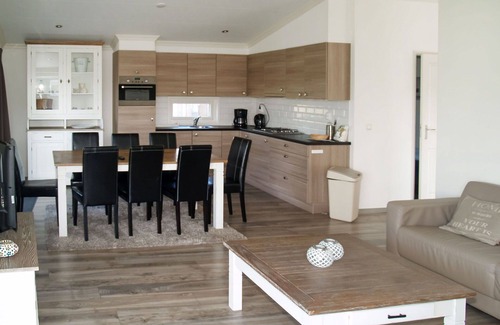 West-Graftdijk House | Cozy Private Villa for 6 with Lake View and Amenities