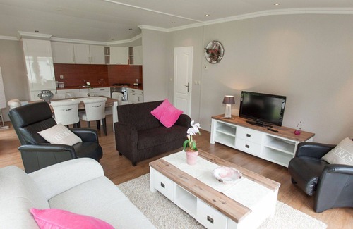 West-Graftdijk House | Serene Villa for 4 with Lake View, WiFi & Family Amenities