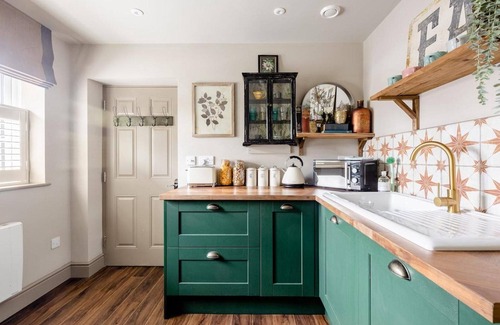 Cobham House | Guest Rated Studio with Private En-suite in Cobham