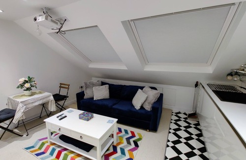 Boleyn House | Private Guest Suite with City Views & Jacuzzi Retreat