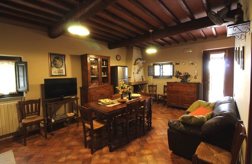 Loro Ciuffenna Villa | Private Villa with Pool, WIFI & Pet-Friendly Near Arezzo