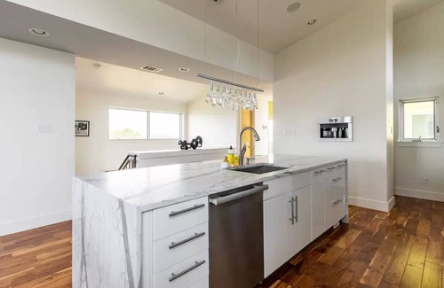 Austin House | Private Mid-Century Home in East Austin - Rated 10/10 by Guests