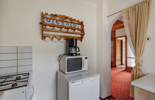 Dobren House | Ideal Private Villa for 6 with Pets, Patio & Top Reviews