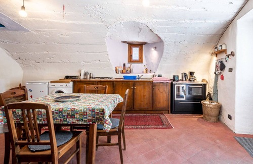 Roccabruna House | Delightful Private Villa for 4 with WIFI, Patio & Spa