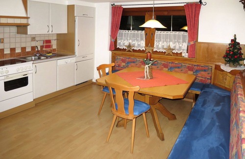 Distelberg House | Ideal Private Villa for 8 with Pool, Lake View & WIFI