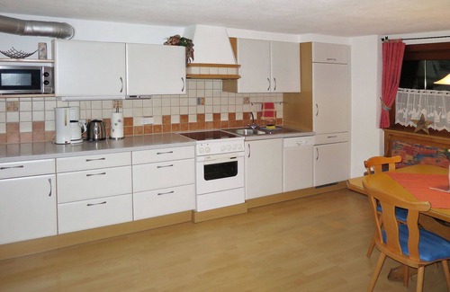 Distelberg House | Ideal Private Villa for 8 with Pool, Lake View & WIFI