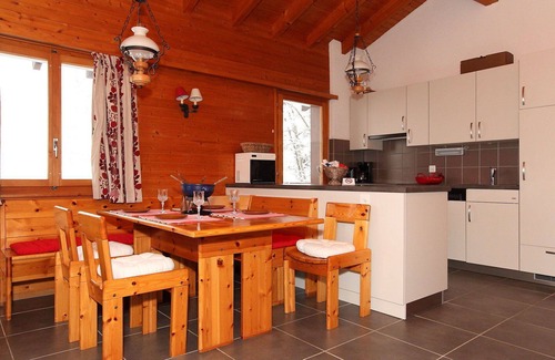 Leytron House | Inviting Private Villa for 8 with Terrace and Pet-Friendly Perks