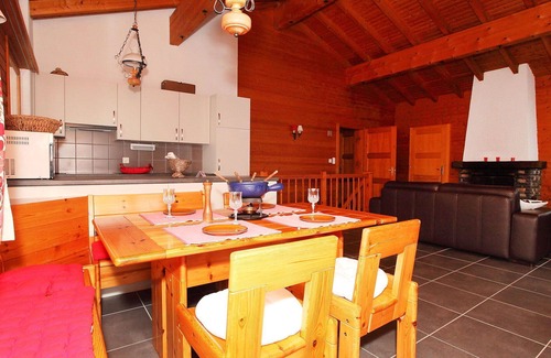 Leytron House | Inviting Private Villa for 8 with Terrace and Pet-Friendly Perks