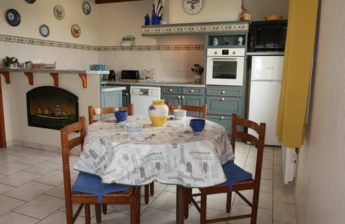 Primelin House | Cozy Oceanfront Villa for Two: Terrace, TV & Parking