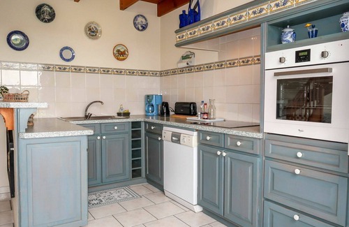 Primelin House | Cozy Oceanfront Villa for Two: Terrace, TV & Parking