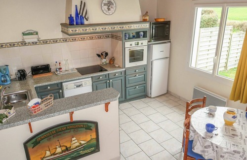 Primelin House | Cozy Oceanfront Villa for Two: Terrace, TV & Parking