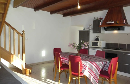 Pleubian House | Inviting Villa for 5 with Ocean View, Pets Welcome & WIFI