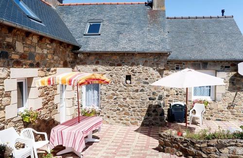 Pleubian House | Inviting Villa for 5 with Ocean View, Pets Welcome & WIFI