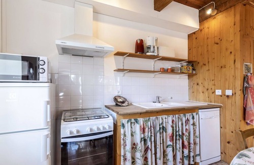 Verfeuil House | Inviting Private Villa for 4 with Terrace and Pet-Friendly