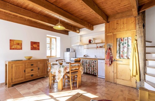Verfeuil House | Inviting Private Villa for 4 with Terrace and Pet-Friendly