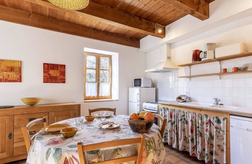 Verfeuil House | Inviting Private Villa for 4 with Terrace and Pet-Friendly