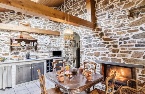 Yffiniac House | Charming Private Villa for 8 with WIFI and Pet-Friendly Amenities