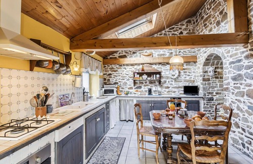 Yffiniac House | Charming Private Villa for 8 with WIFI and Pet-Friendly Amenities